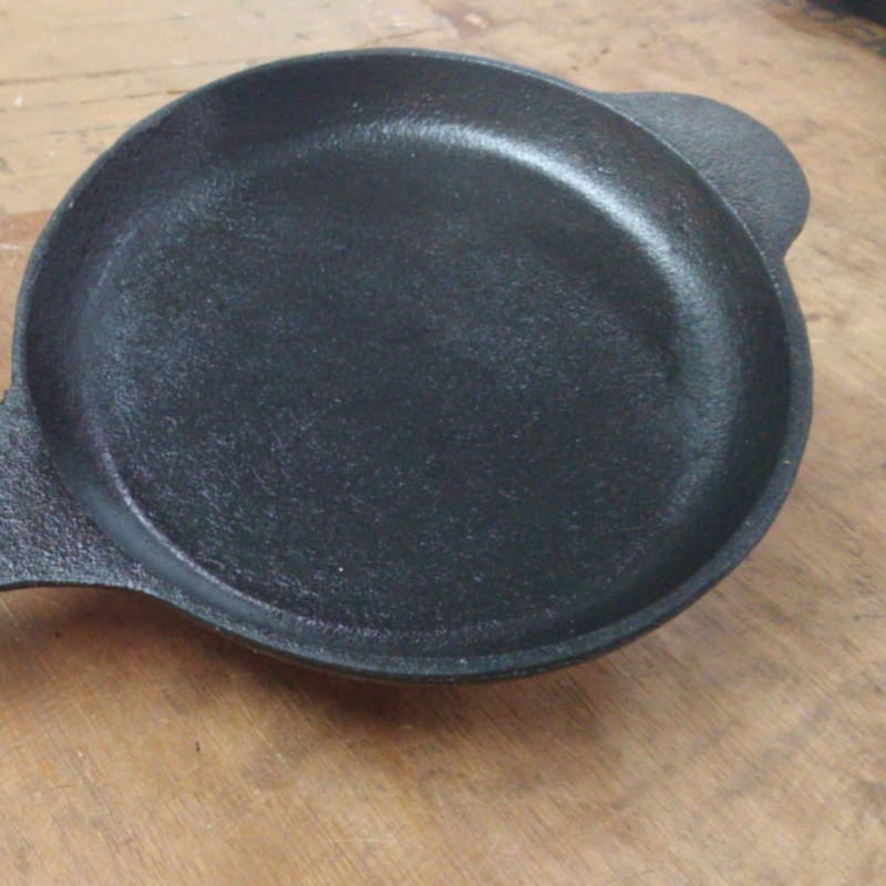 70's kitchen Cast Iron Omlet Pan